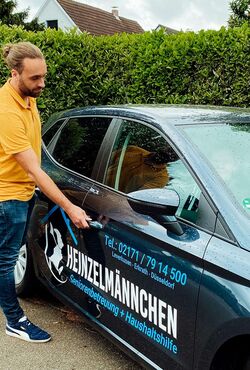 Arztfahrten Heinzelmännchen Junger Mann öffnet ältere Frau die Autotür