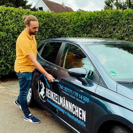 Jungermann mach die Tür eines Autos auf